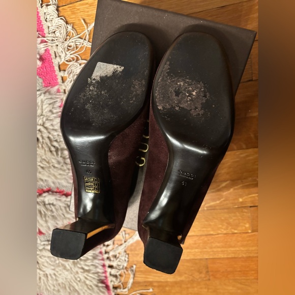 GUCCI - beautiful brown suede heel with gold details - Picture 8 of 11